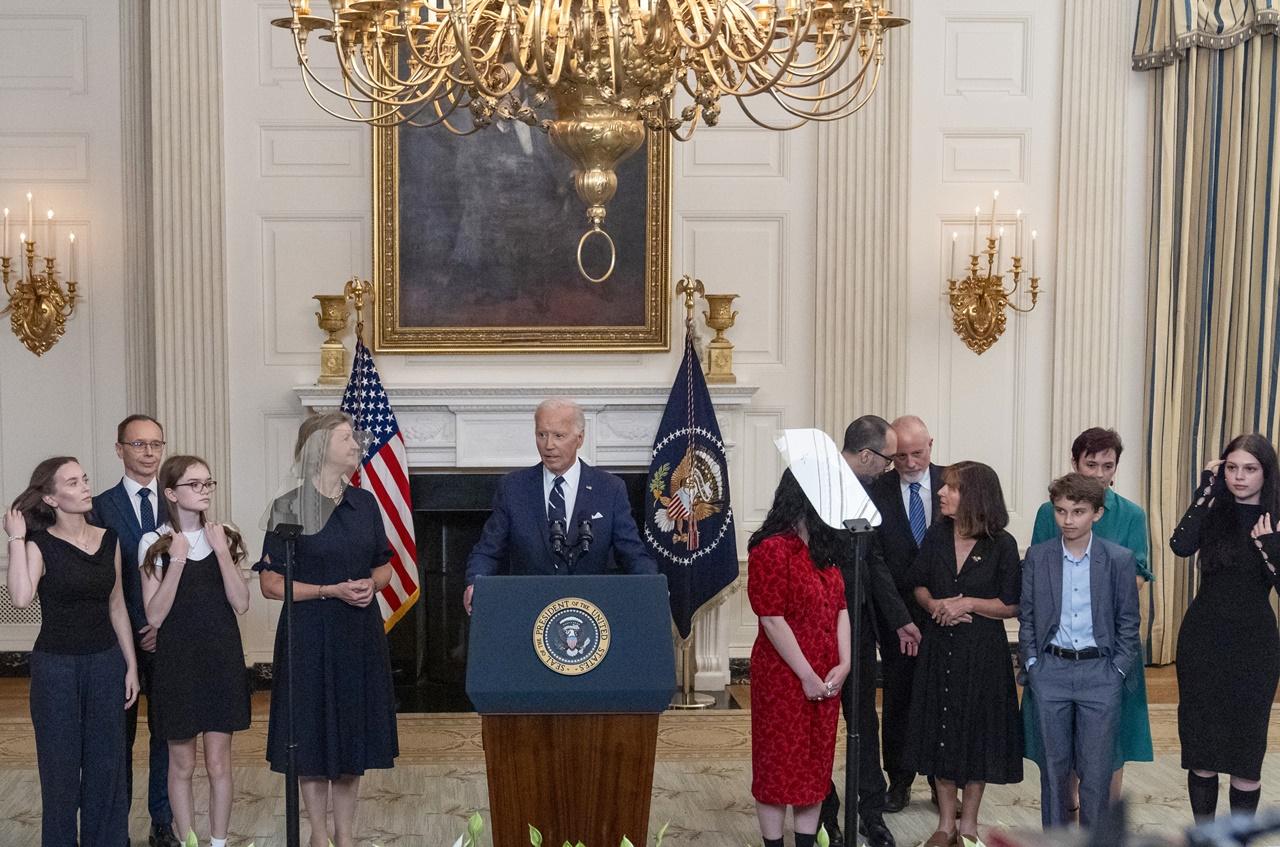 拜登在白宮與獲釋的美國人通電話,並與部分人的家屬會面。(AP)