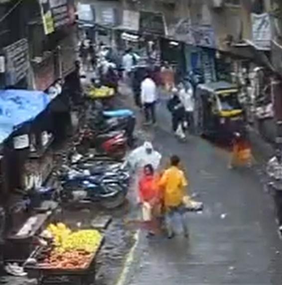 正正落在正與母親路過的4歲小女孩Sanabanu Shaikh身上,女童立即昏迷倒地。(X)