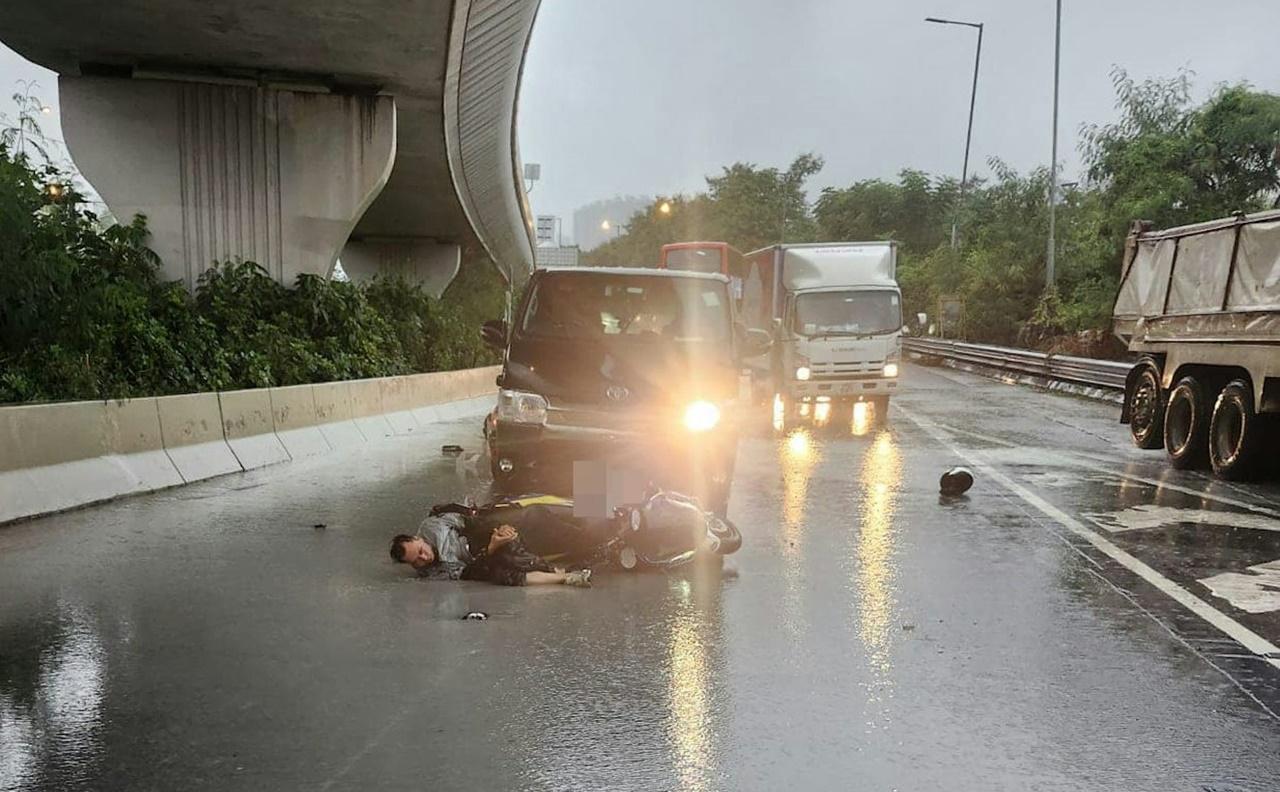 鐵騎士人仰車翻,倒地受傷。(FB)