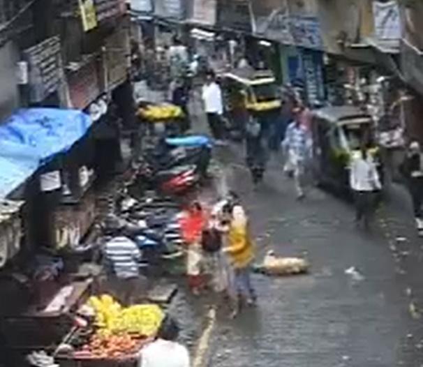 其母親和其他途人隨即將女童送院搶救,可惜最後因傷重不治。(X)