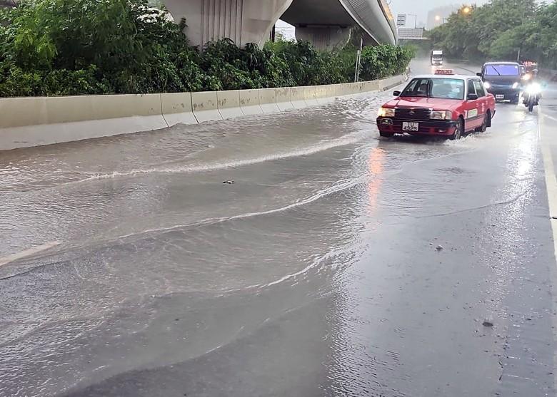 大老山公路往馬鞍山路的支路方向,近亞公角遊樂場對開出現大型水氹。(FB)