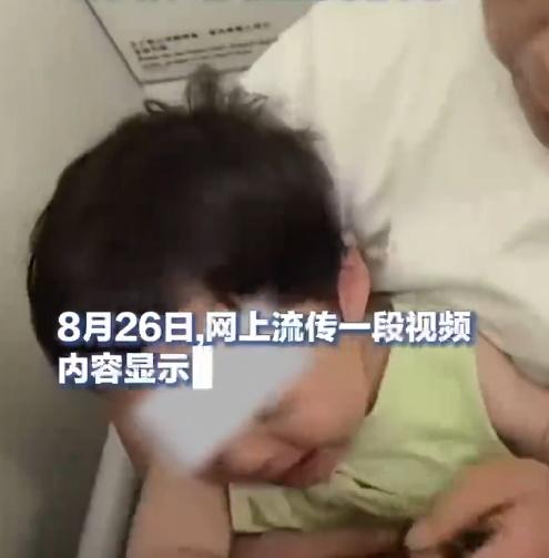 據指,影片中抱女嬰的和拍攝的大媽,和女嬰互不認識。(微博)