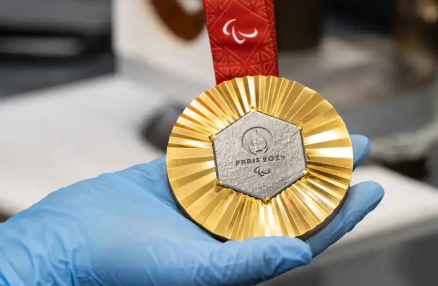 2名金牌得主在車上留下了裝有奧運金牌、真品證書以及勝利徽章的盒子。(網上圖片)