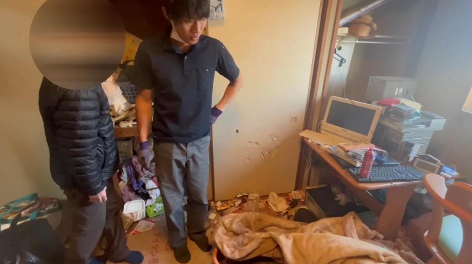 男屋主得知事件後也被嚇傻:「呃⋯⋯真的嗎?」並表示不清楚母親具體的失蹤過程,沒想到母親竟然一直都在家裡。(YouTube)