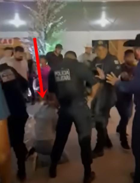 其後見男子被制服跪在地上。(YouTube)