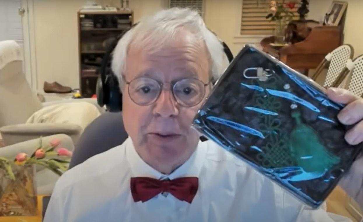 Zev分享IU所送的小禮物有3樣,包含鑰匙圈、煲呔和韓國傳統髮夾。(YouTube)