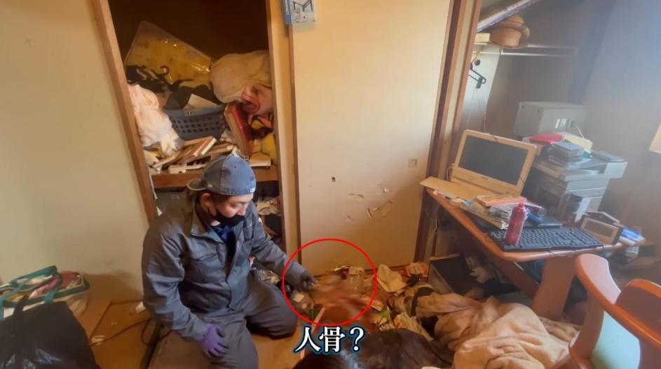 更可怕的是,竟然發現一條人骨,清潔工人大吃一驚:「我真的很害怕」。(YouTube)