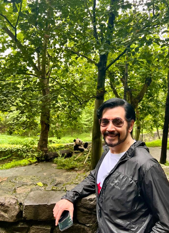 費翔去年曾到四川探望熊貓兒子戴立。(微博)