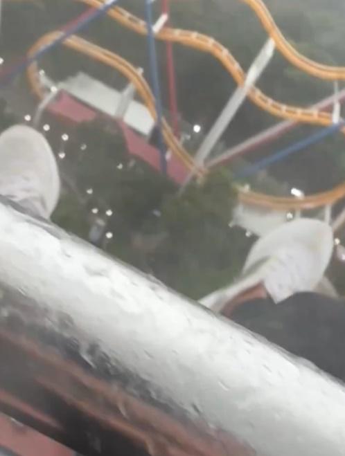 拍攝者雙腳吊吊揈,俯瞰就是60米下的地面。(X)