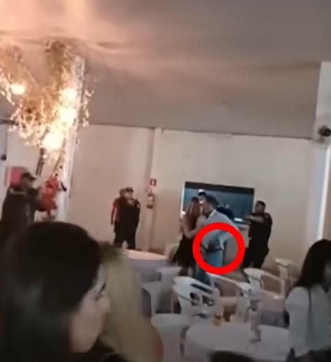 男子突然在腰間拔槍。(YouTube)