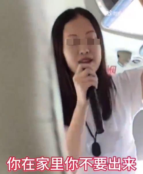 導遊稱:「如果你窮,你在家里不要出來,出來就是你的錯,不是我們的錯」。(微博)