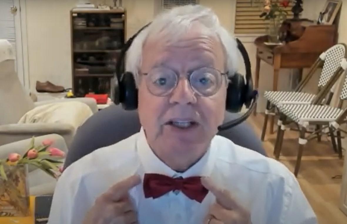 Zev分享IU所送的小禮物有3樣,包含鑰匙圈、煲呔和韓國傳統髮夾。(YouTube)