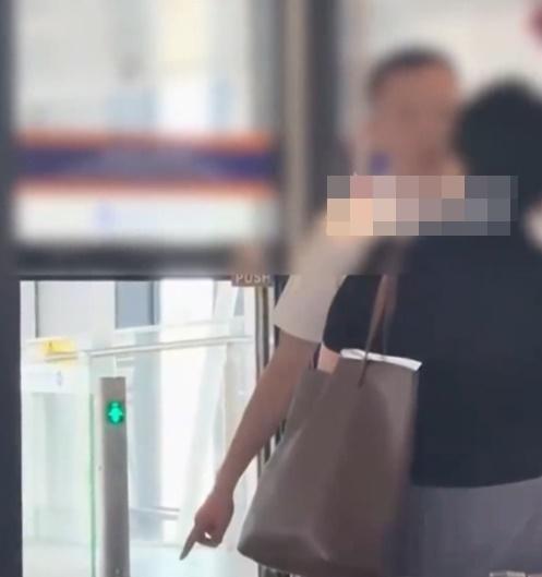 地勤人員態度堅決:只要手提行李超過規定大小,都有被攔下來。(微博)