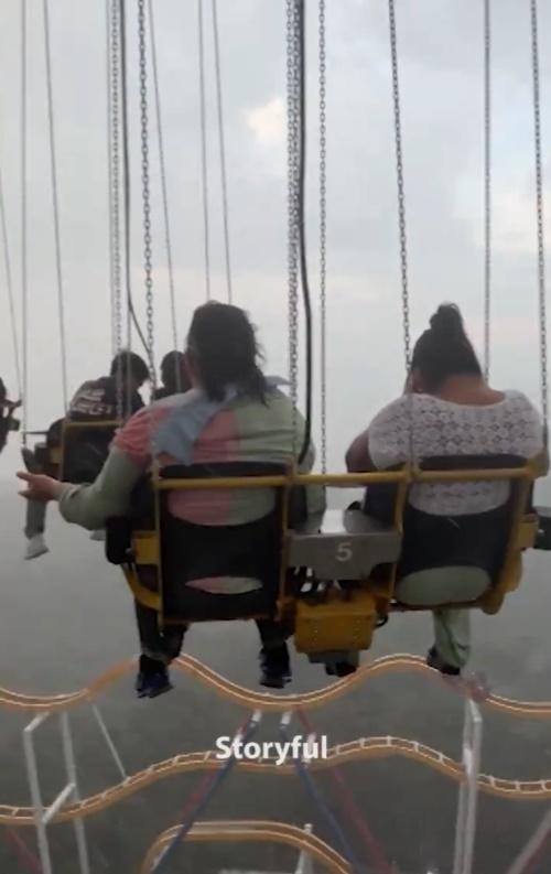 霧氣中雨夾著雪連同大雨,風聲呼呼作響,使韆鞦在空中飄搖。(X)