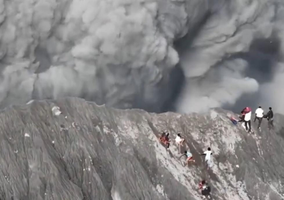 大量火山灰正急速湧來,更有碎石從天而降,終察覺危險,隨即轉身衝落山逃生。(IG)