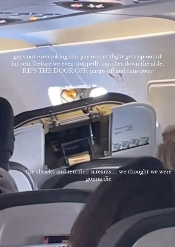 飛機逃生門被打開。(X)