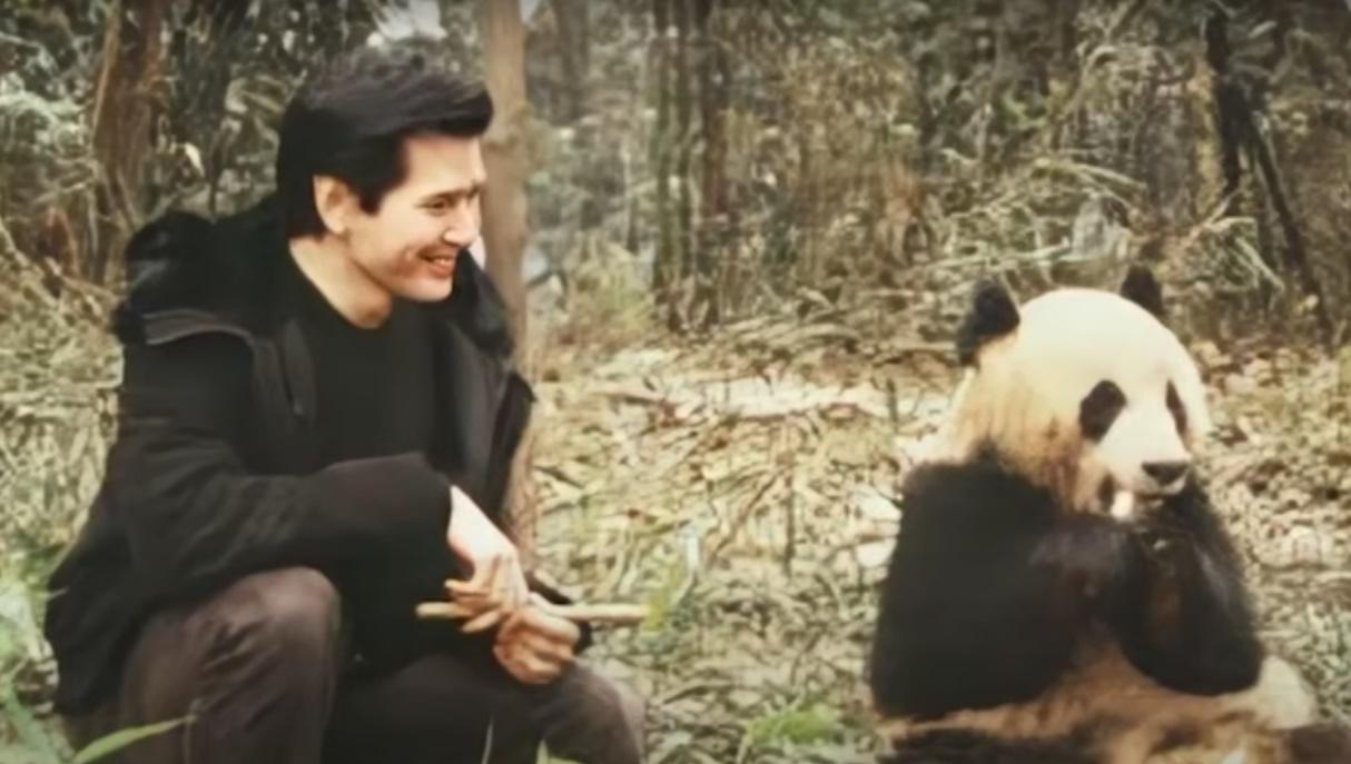 2003年,費翔開始認養戴立。(微博)