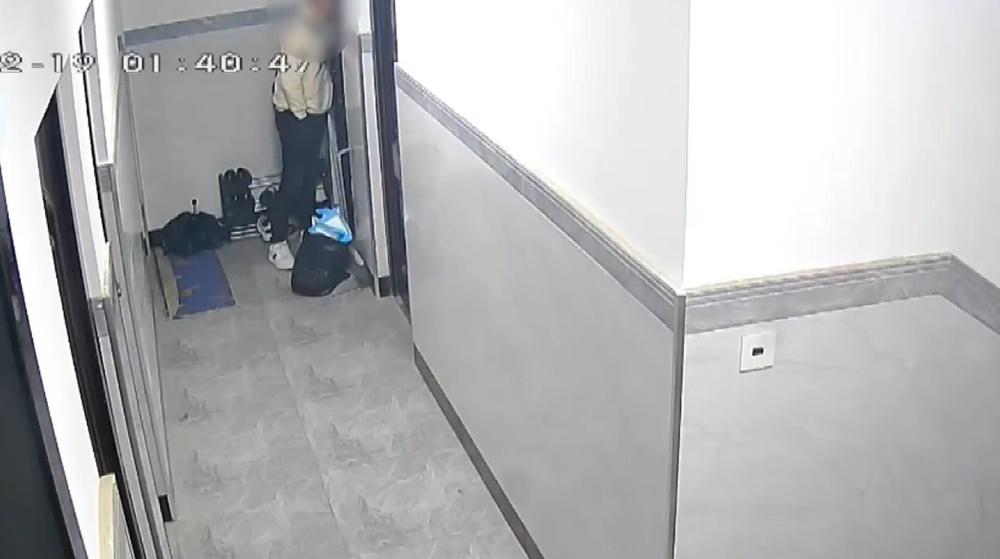 這名男子已經連續10多天趴在她的家門口偷聽。(微博)