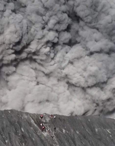 大量火山灰正急速湧來,更有碎石從天而降,終察覺危險,隨即轉身衝落山逃生。(IG)