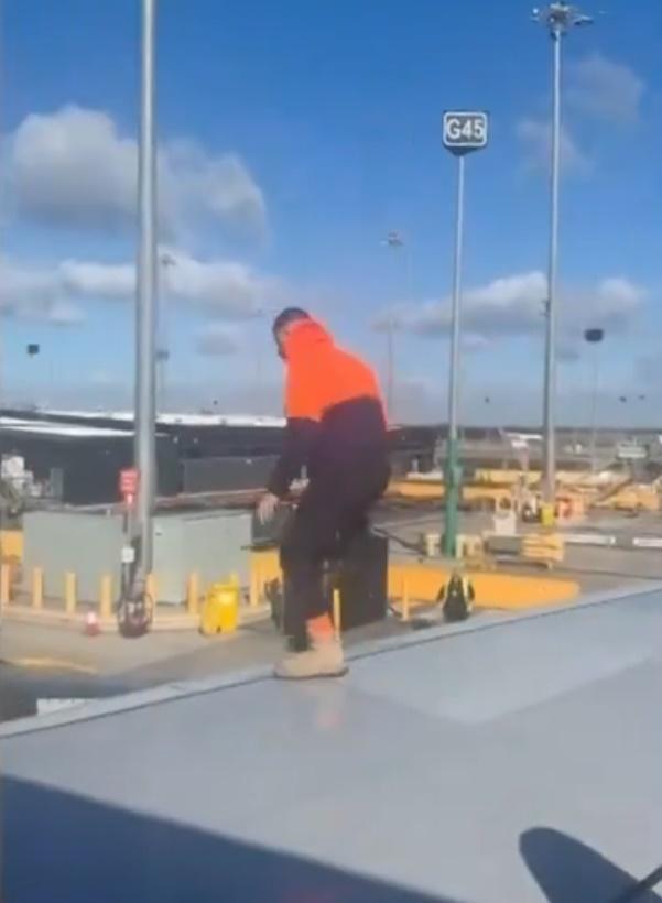 一名男子在機翼上行走,並走到停機坪。(X)