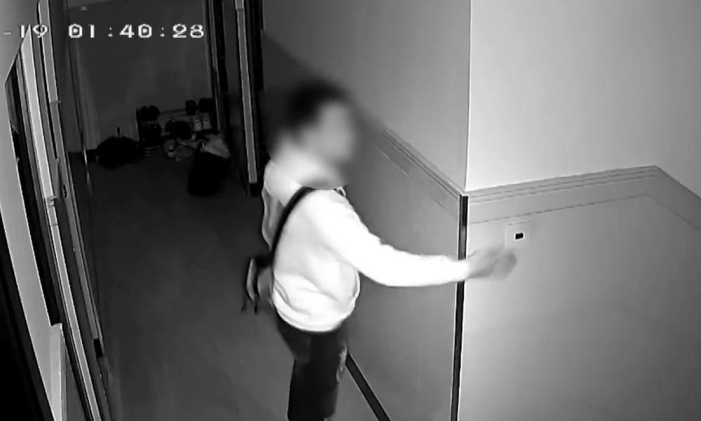 凌晨1點40分,一名背著背包的陌生男子放輕腳步走到她的家門外。(微博)