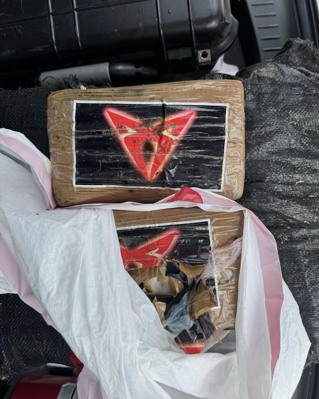 警方檢獲25包、共70磅的可卡因。(X)