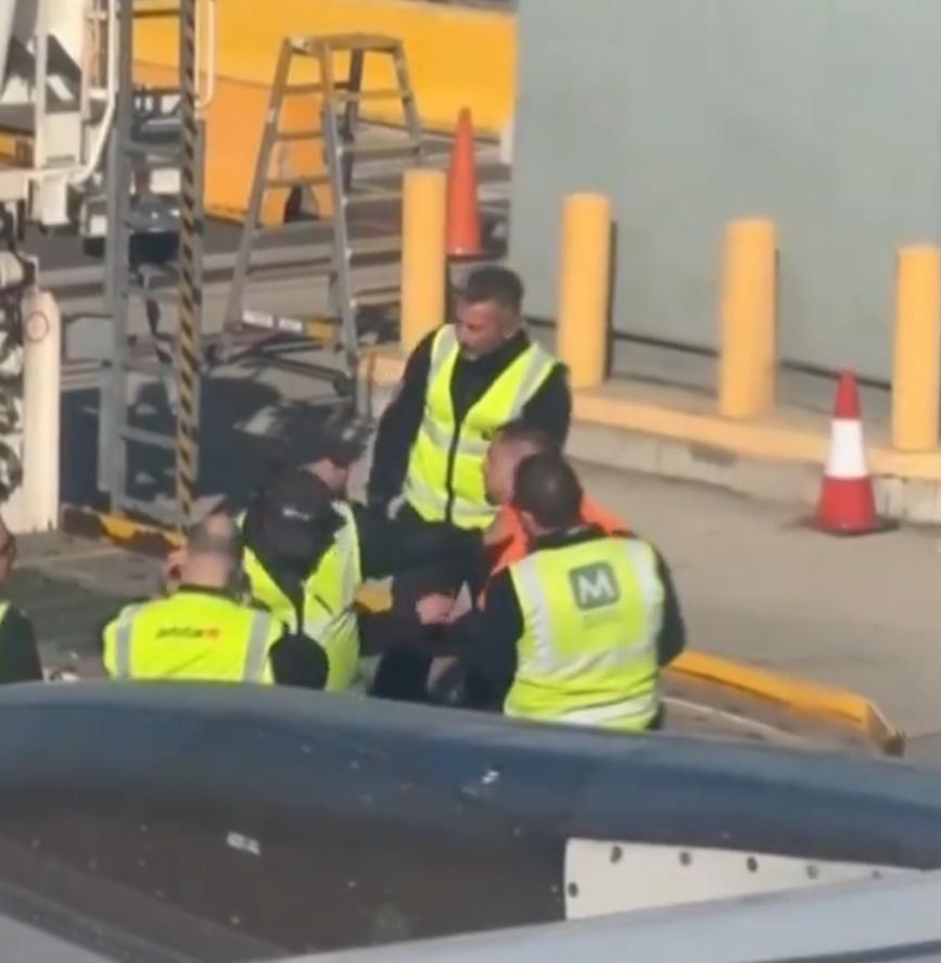 男子被澳洲聯邦警察攔截並帶走。(X)