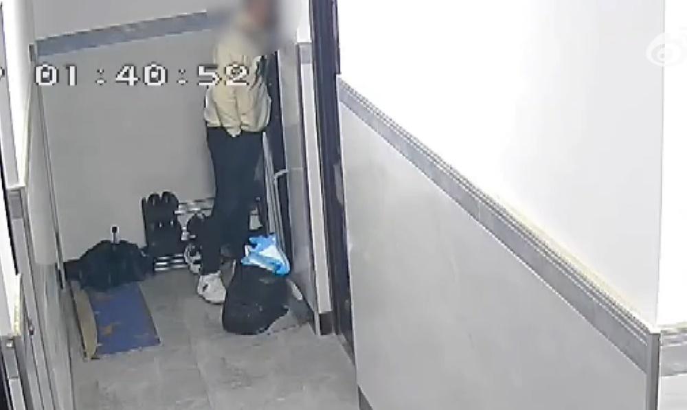 男子耳貼著門偷聽屋內聲音,時間長達1分鐘,隨後又緩緩離開。(微博)