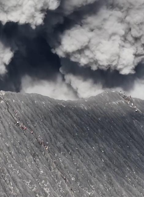 影片尾聲亦可見有另一批登山客在火山口附近。(IG)