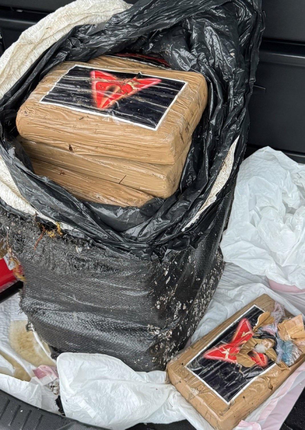 熱心市民報案,指在佛州群島的海灘上發現多個裝有毒品的包裹。(X)