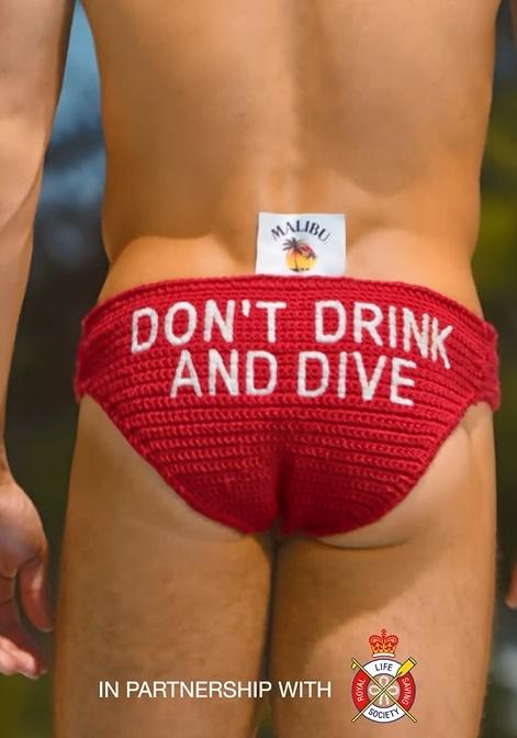 戴利轉身離開,可見他所穿的冷泳褲顯示「請勿飲酒潛水」的字樣。(IG)