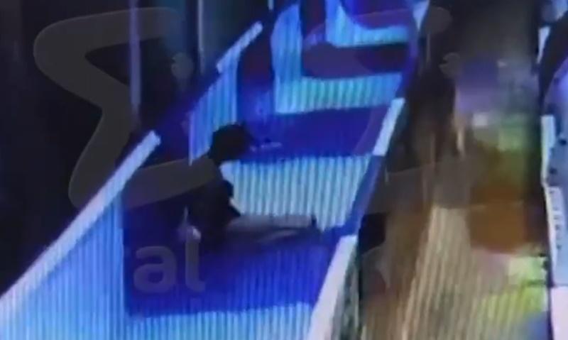 事主要坐著一會,才免強用手撐起身體,離開滑水道。(X)