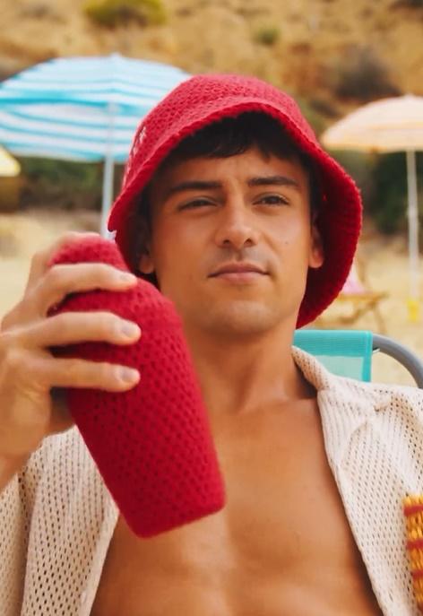 戴利躺在太陽椅上,單手持用冷織包裹的調酒器上下搖動。(IG)