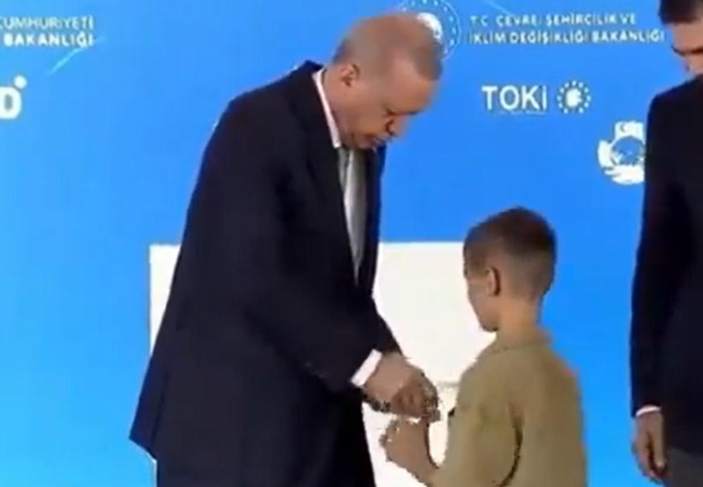 另一名年紀較大的男童一上台便緊抱埃爾多安,並順利獲得埃爾多安給的鈔票。(X)