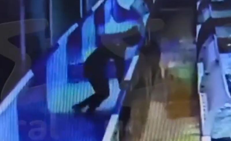 事主要坐著一會,才免強用手撐起身體,離開滑水道。(X)