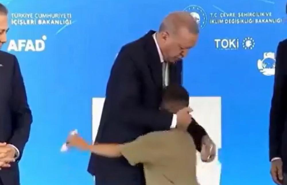 另一名年紀較大的男童一上台便緊抱埃爾多安,並順利獲得埃爾多安給的鈔票。(X)