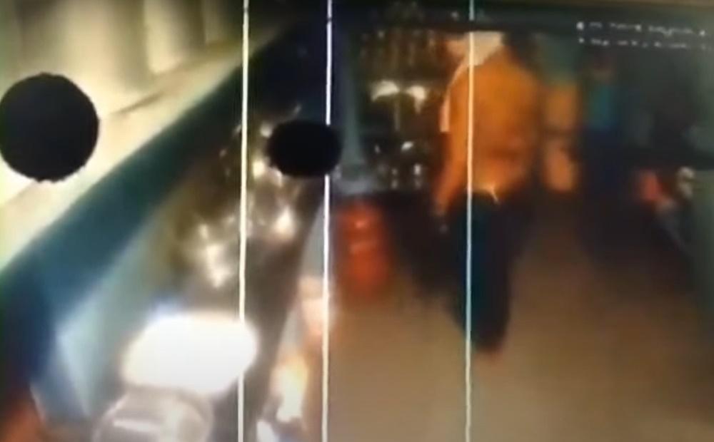 小偷在屋內四周檢視,卻發現旅店內竟然沒有值錢的東西。(YouTube)