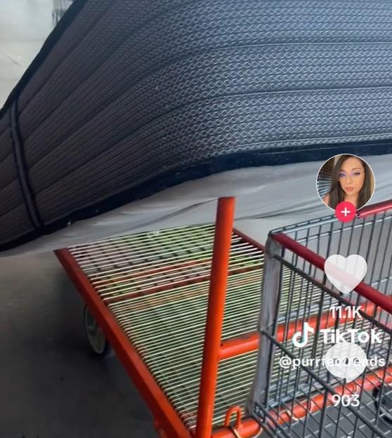 這對夫妻日前將自己在Costco購買並使用了5年的床褥,載返店內申請退款。(TikTok)