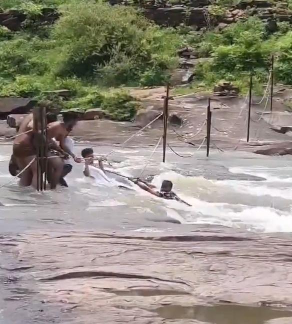 26歲男子Kanhaiya Lal Bairwa與友人在河流中岩石上自拍時,懷疑失足墮河。(X)