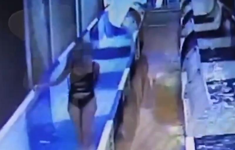 她撐著腰面露痛苦表情。(X)