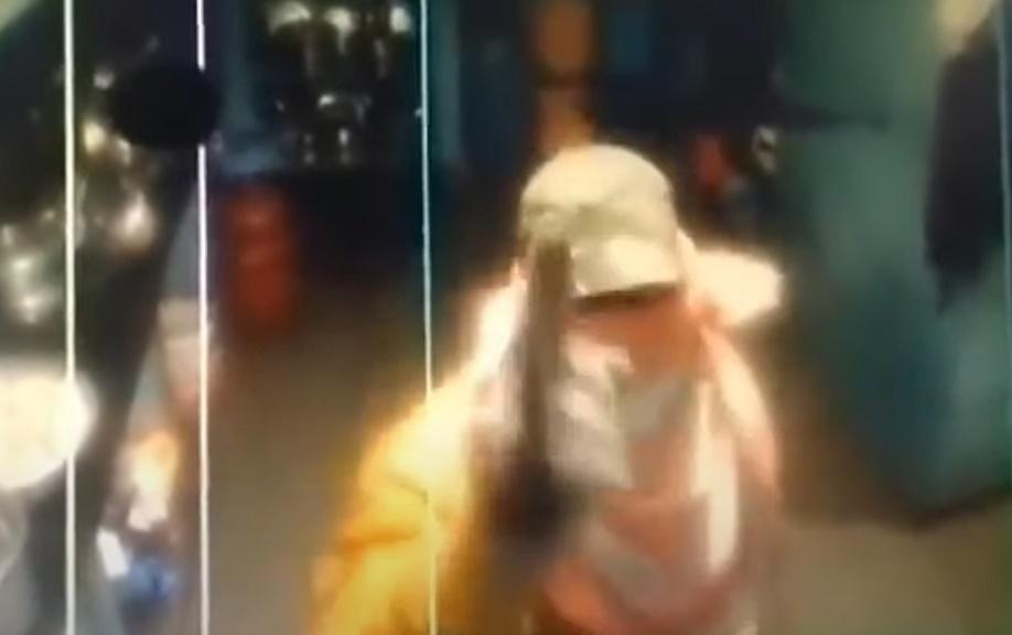 小偷對著鏡頭指指點點,更無奈雙手攤開。(YouTube)