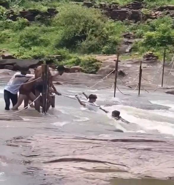 惟水流太強勁,Bairwa最終體力不支或脫手被沖走,隨著河水墮落瀑布。(X)