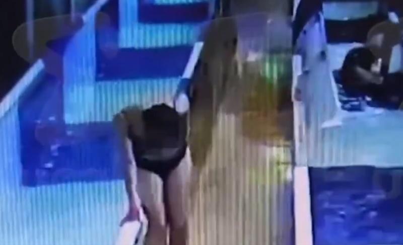 她撐著腰面露痛苦表情。(X)