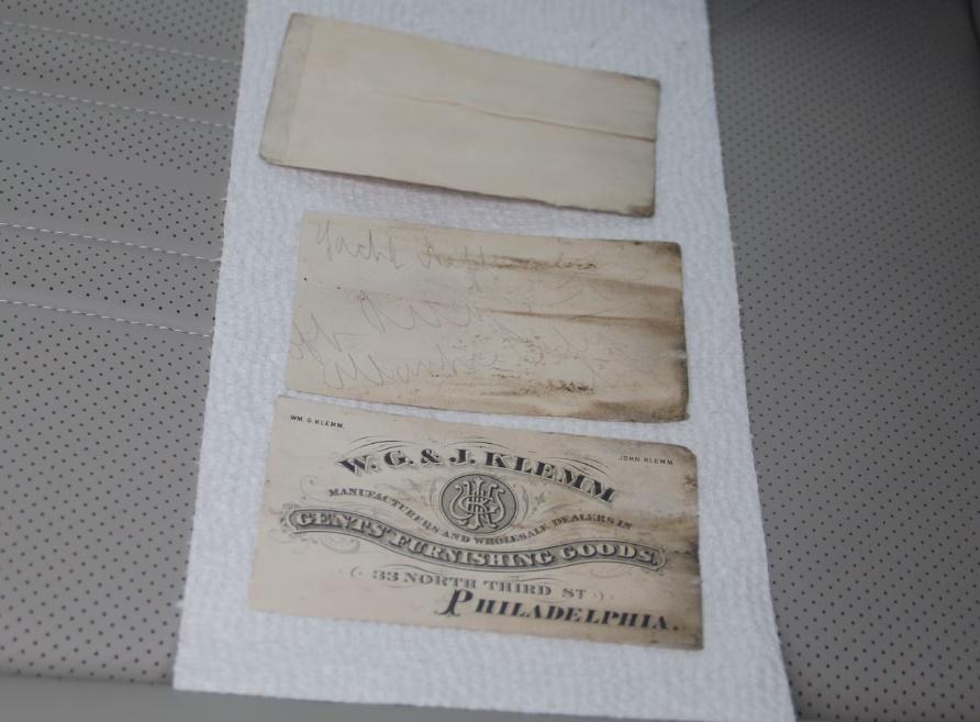 瓶內有幾張紙,其中一張似乎是一張可能來自 1876 年的名片,另一張是一張手寫的便條。(網上圖片)