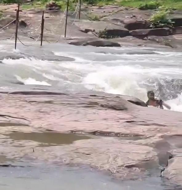 惟水流太強勁,Bairwa最終體力不支或脫手被沖走,隨著河水墮落瀑布。(X)