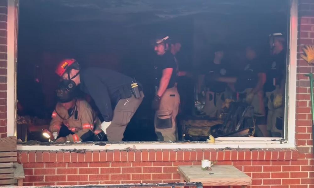 消防員形容,這是一場「毀滅性火災」,火勢撲滅後家中已完全焦黑,家具盡毀。(FB)