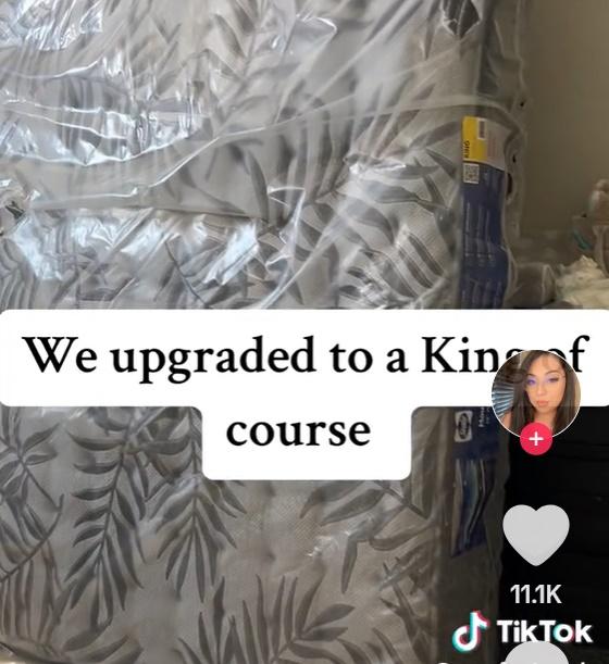 他們用退款的禮品卡,重新在Costco購買一張全新「King Size」床褥。(TikTok)