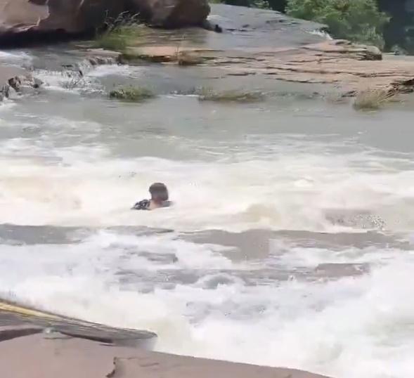 惟水流太強勁,Bairwa最終體力不支或脫手被沖走,隨著河水墮落瀑布。(X)