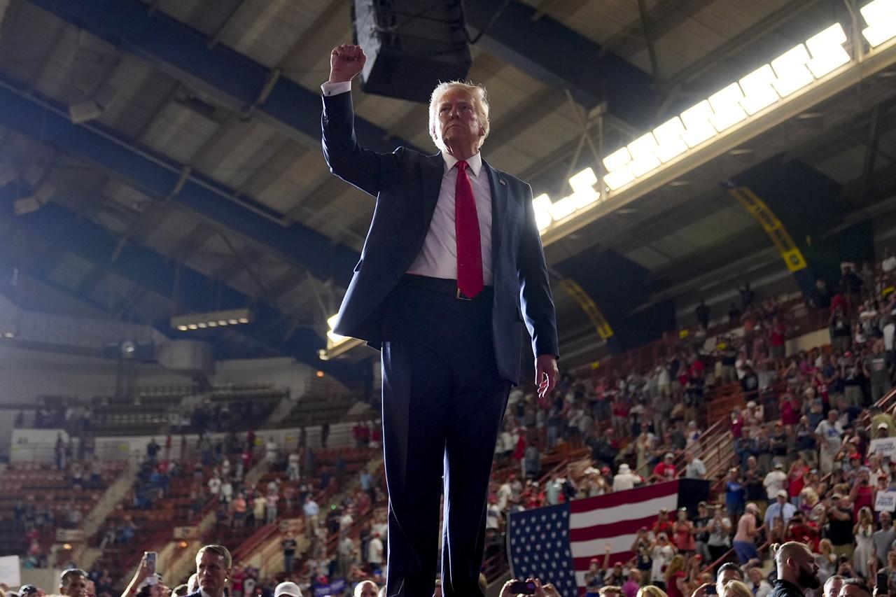 記者列出特朗普曾發表的種族主義言論問為甚麼非裔選民應該支持他。特朗普稱這個問題「駭人聽聞、充滿敵意、令人蒙羞」。(AP)