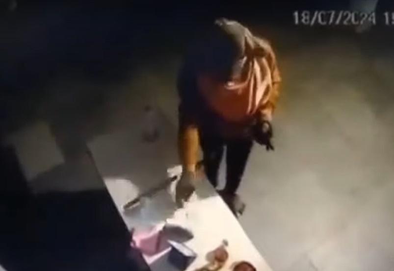 竟然掏出自己的銀包,拿出一張20盧比鈔票放在櫃枱才離開。(YouTube)